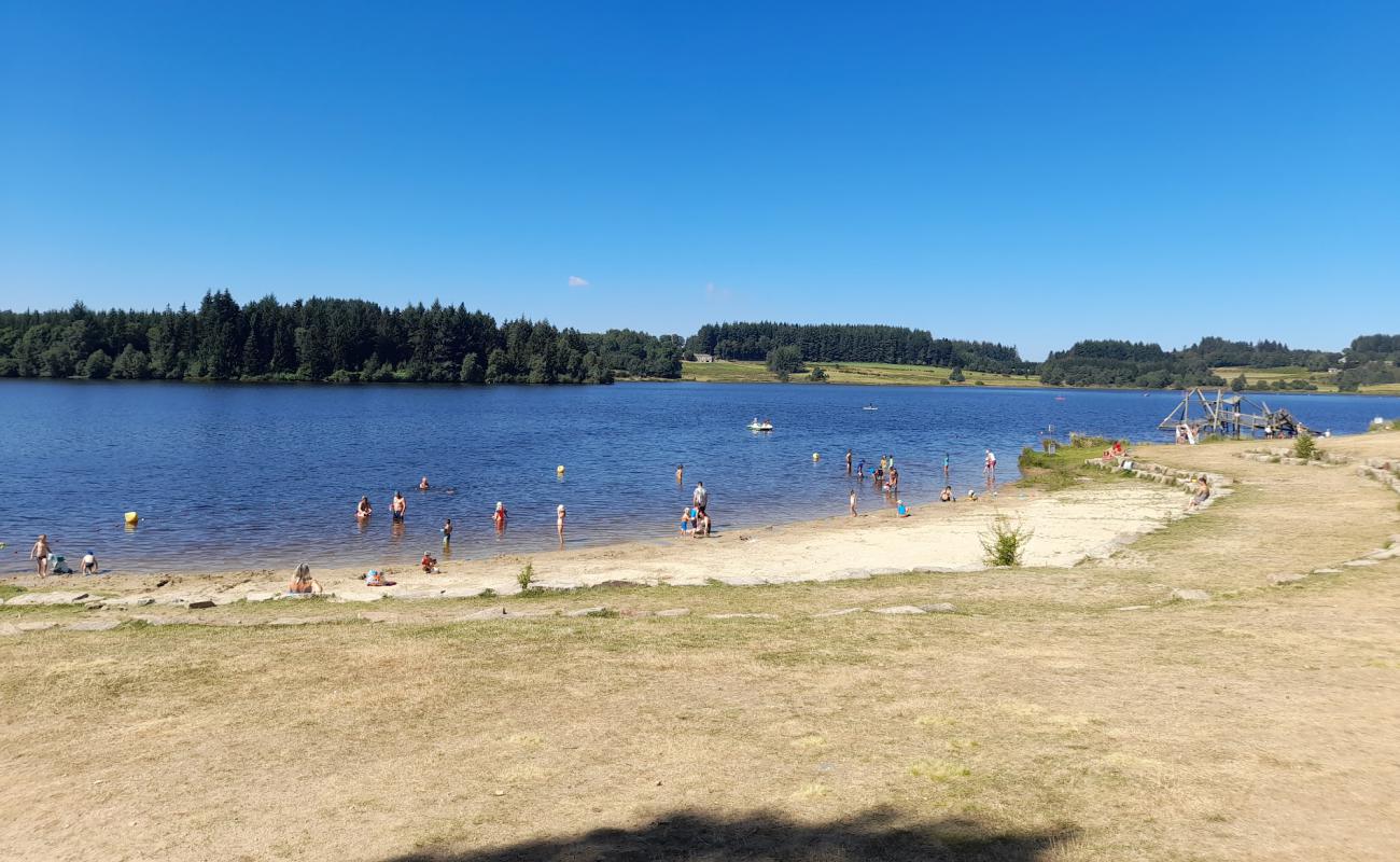 Photo of Plage du lac de Devesset with bright sand surface