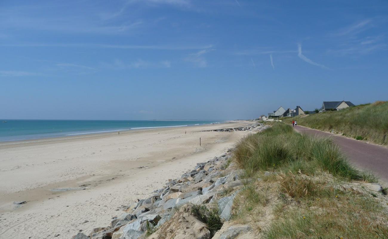 Photo of Plage Centrale de Pirou with bright sand surface