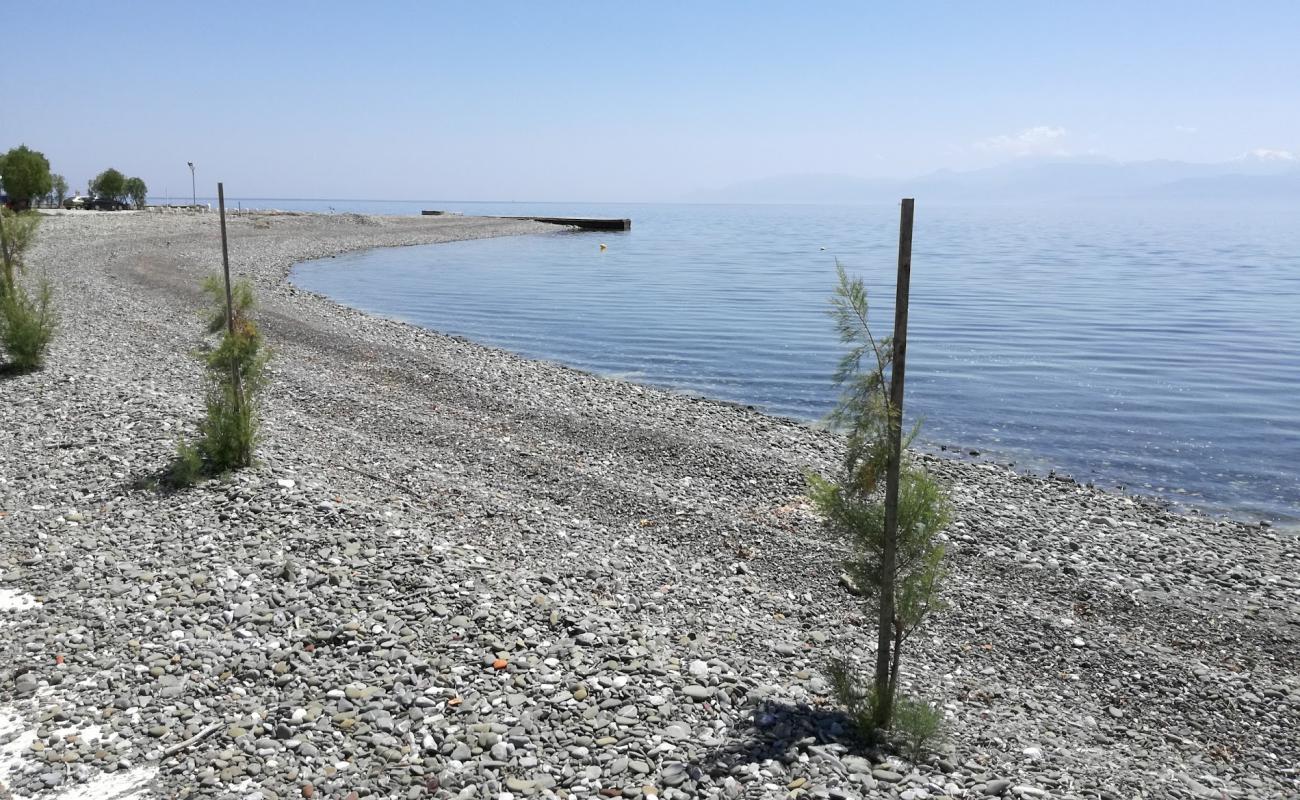 Photo of Delphi beach with gray fine pebble surface