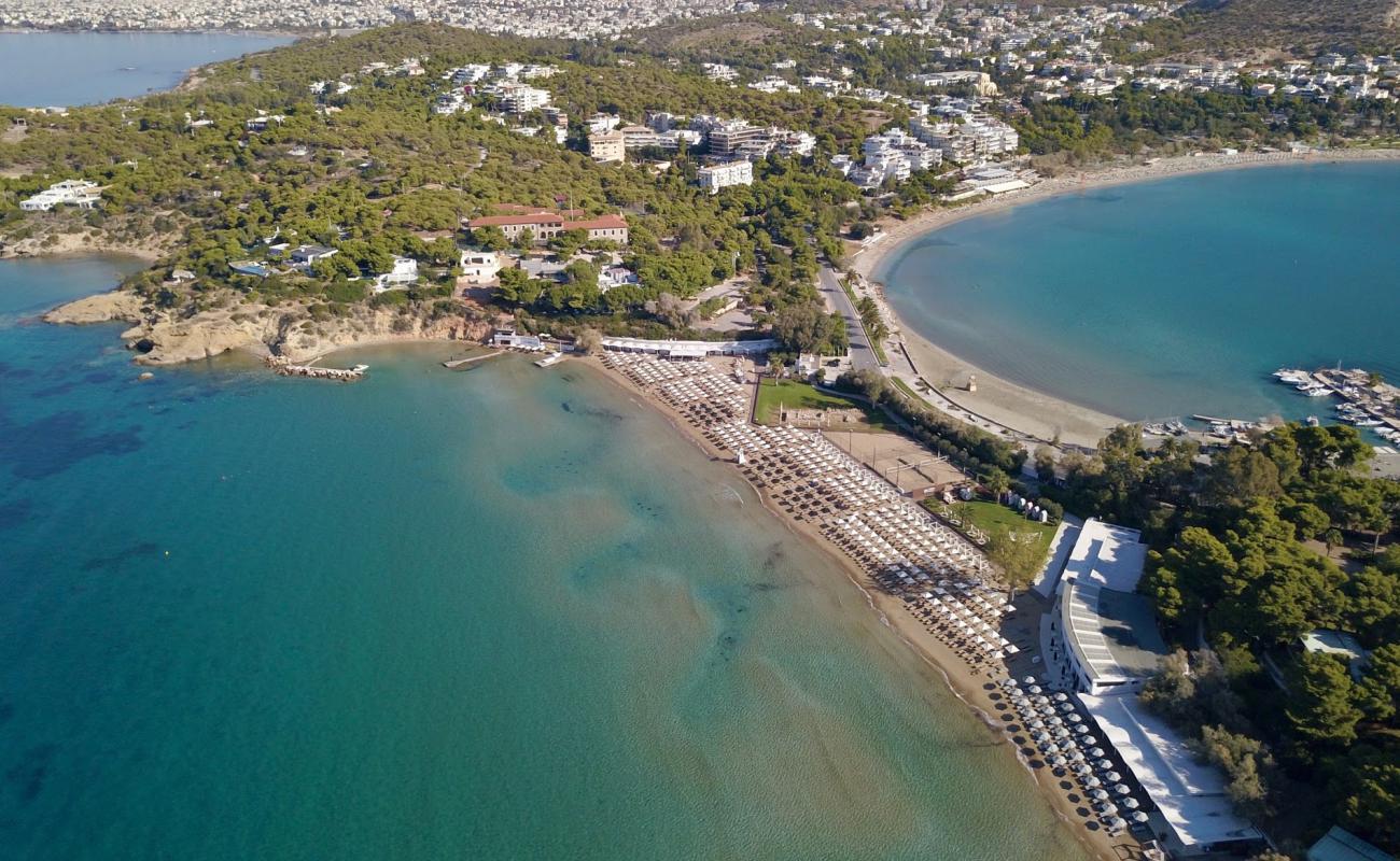 Photo of Asteras beach with brown sand surface