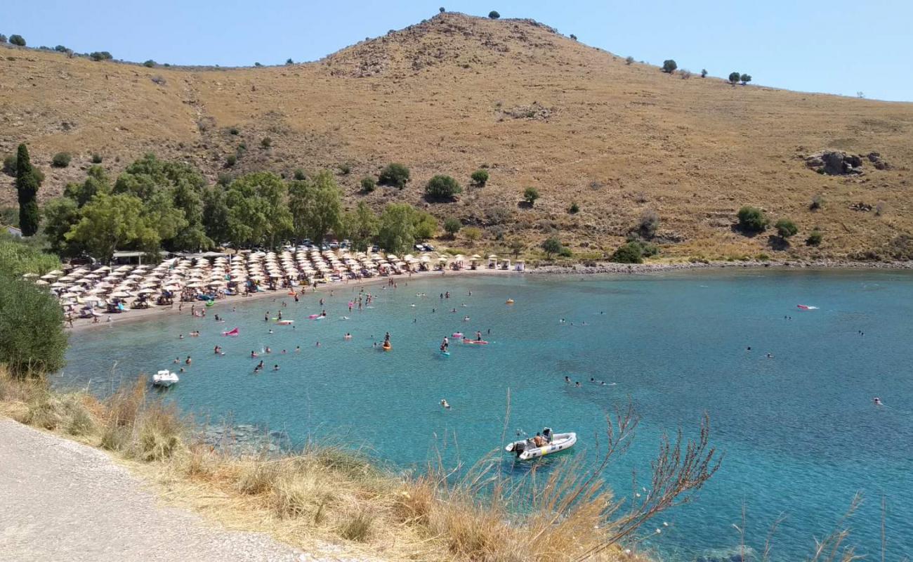 Photo of Paralia Klima backed by cliffs