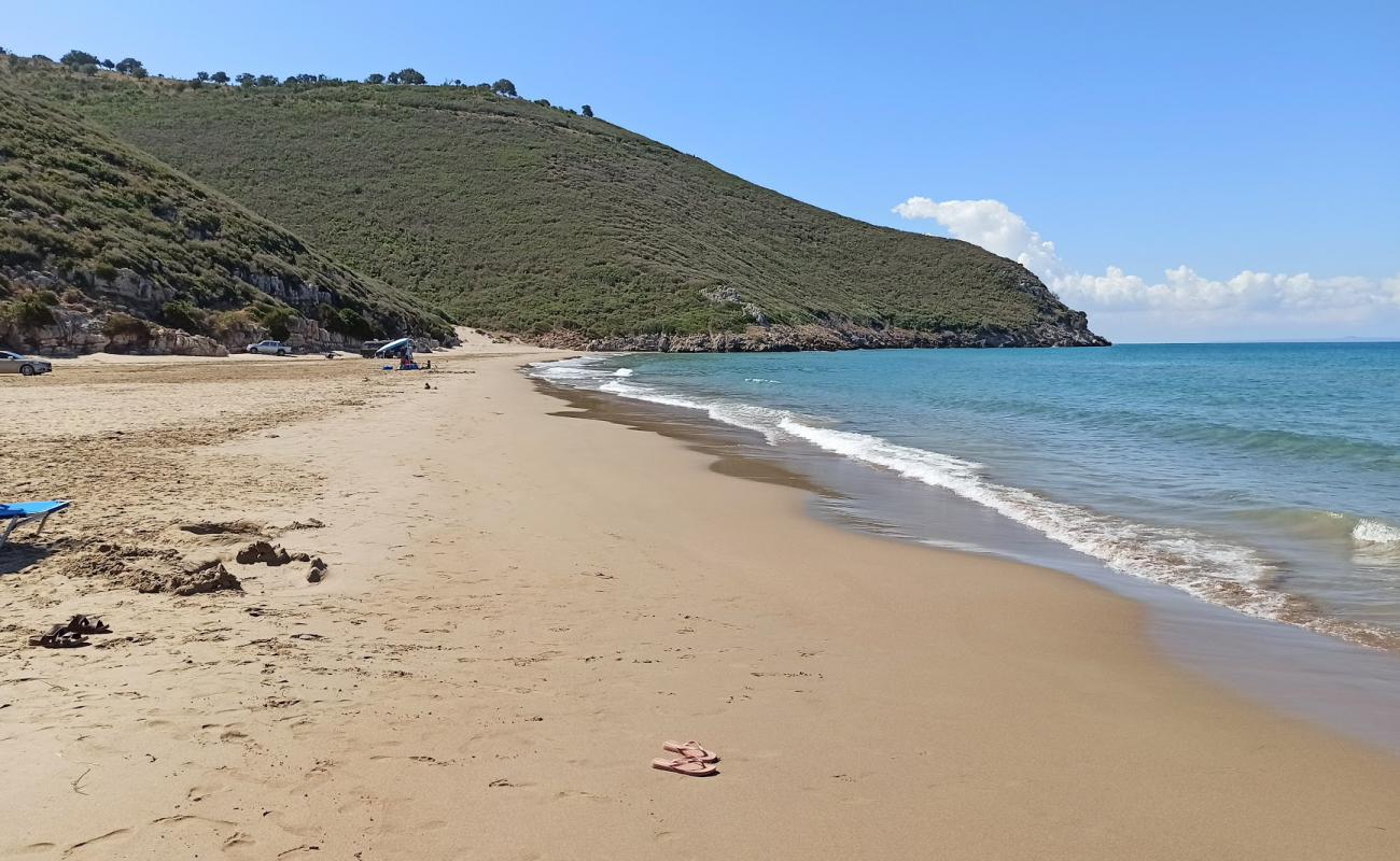 Photo of Gianiskari beach with brown sand surface