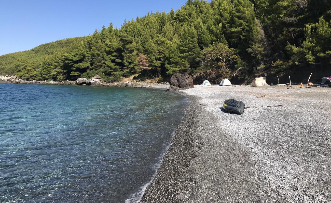 Photo of Kárbouna beach with gray fine pebble surface