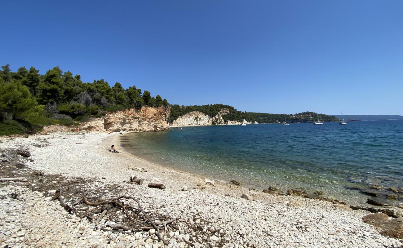 Photo of Spartines beach with gray pebble surface