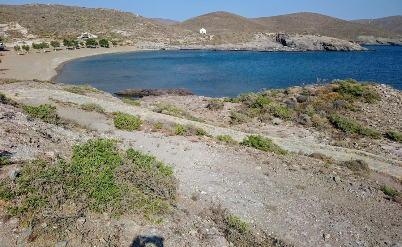 Photo of Psara beach with brown sand surface