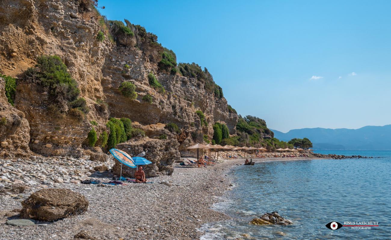 Photo of Fournaki beach with brown pebble surface