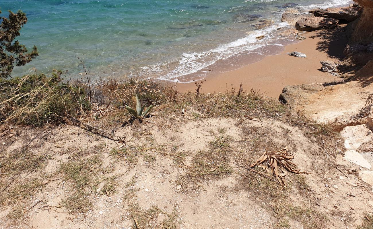 Photo of Megali Glastra with brown fine sand surface