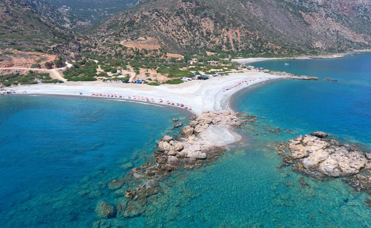 Photo of Gialiskari beach with gray pebble surface