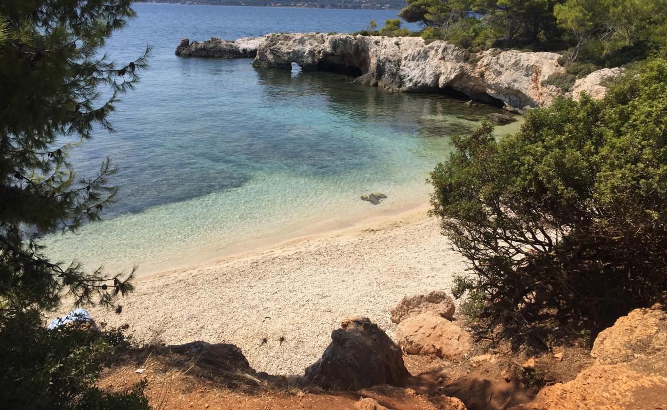 Photo of Kormoranon Bay with light pebble surface