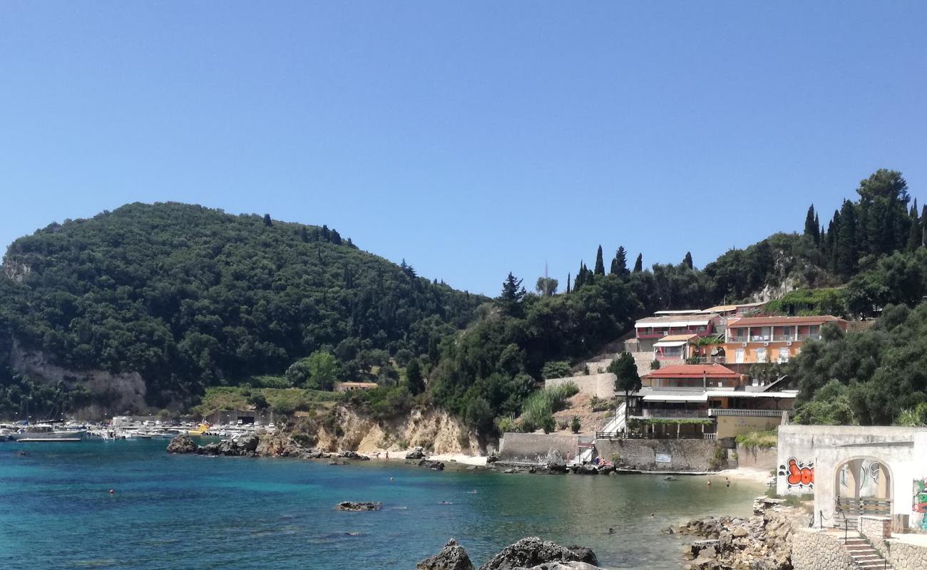 Photo of Verderosa beach with bright sand & rocks surface