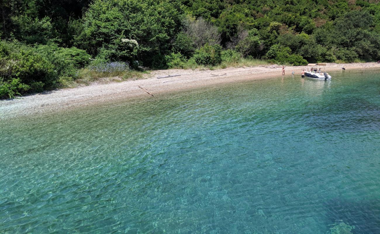 Photo of Arias beach with light fine pebble surface