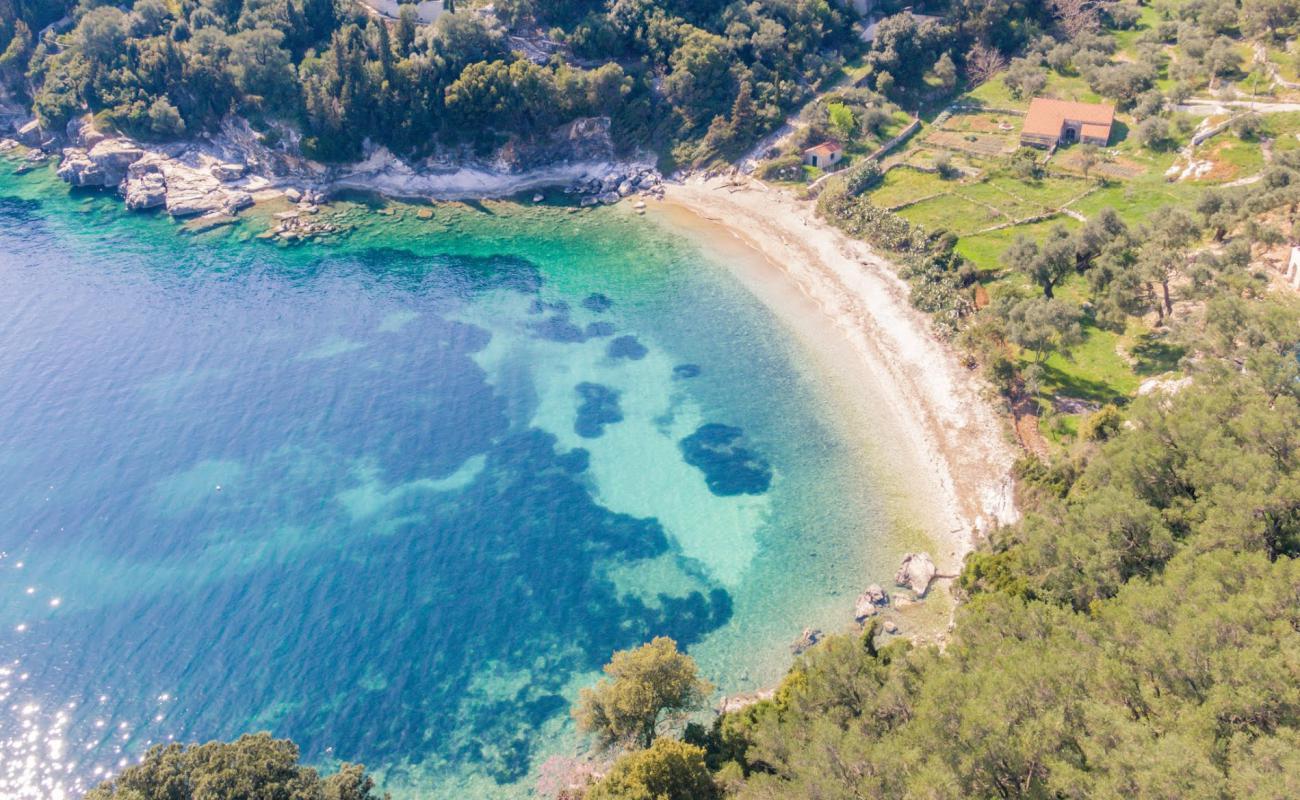 Photo of Gialiskari beach with light pebble surface