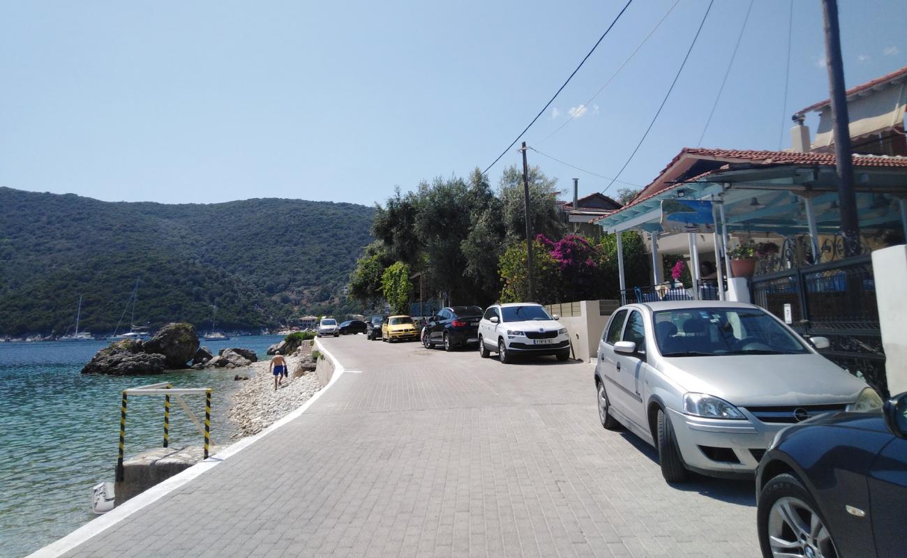 Photo of Lila Beach with light pebble surface