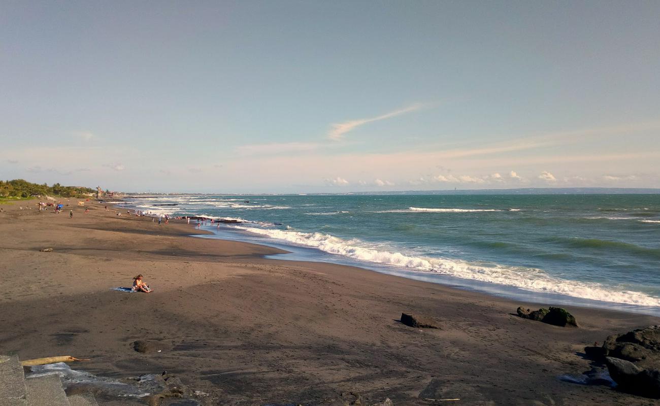 Photo of Munggu Beach with gray sand surface