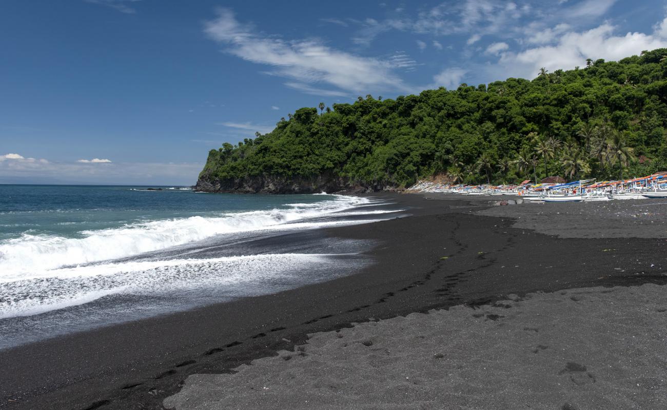 Photo of Bias Lantang Beach with gray sand surface