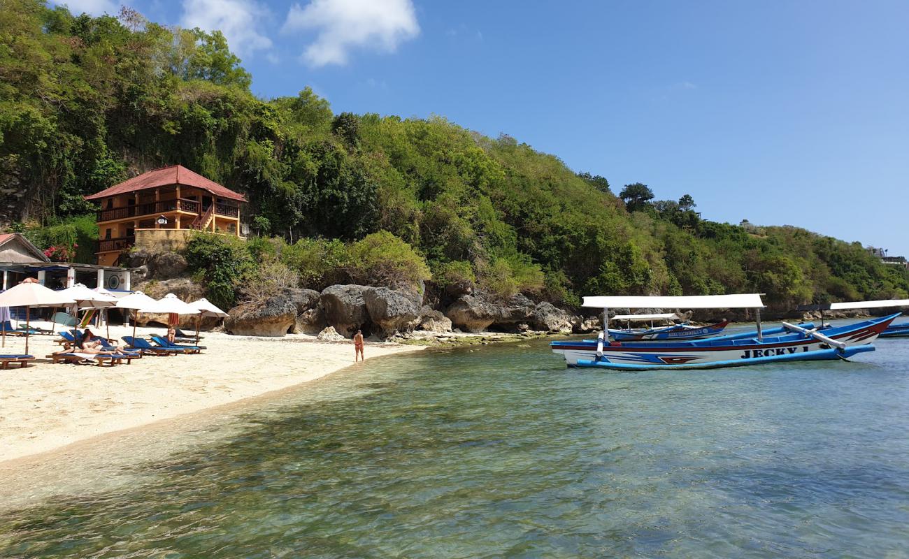 Photo of Thomas Beach with bright sand surface