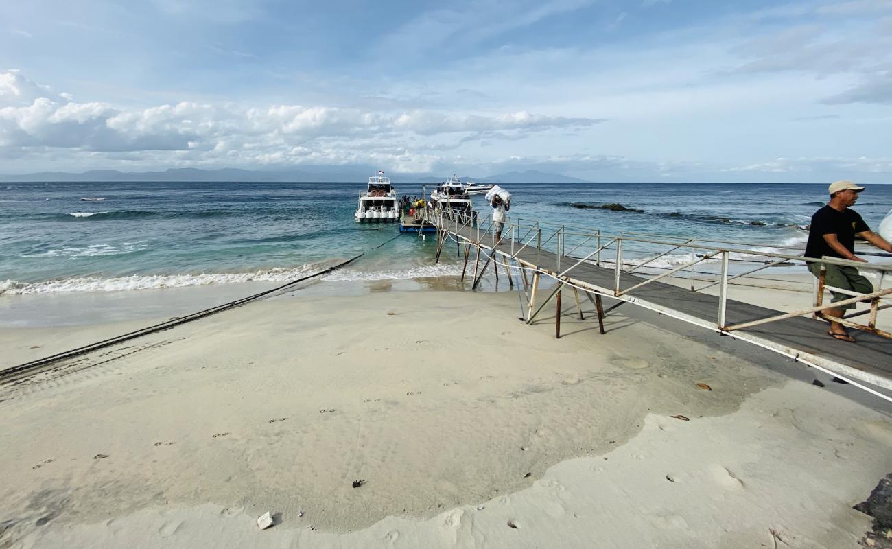 Photo of Sampalan Beach with gray sand surface