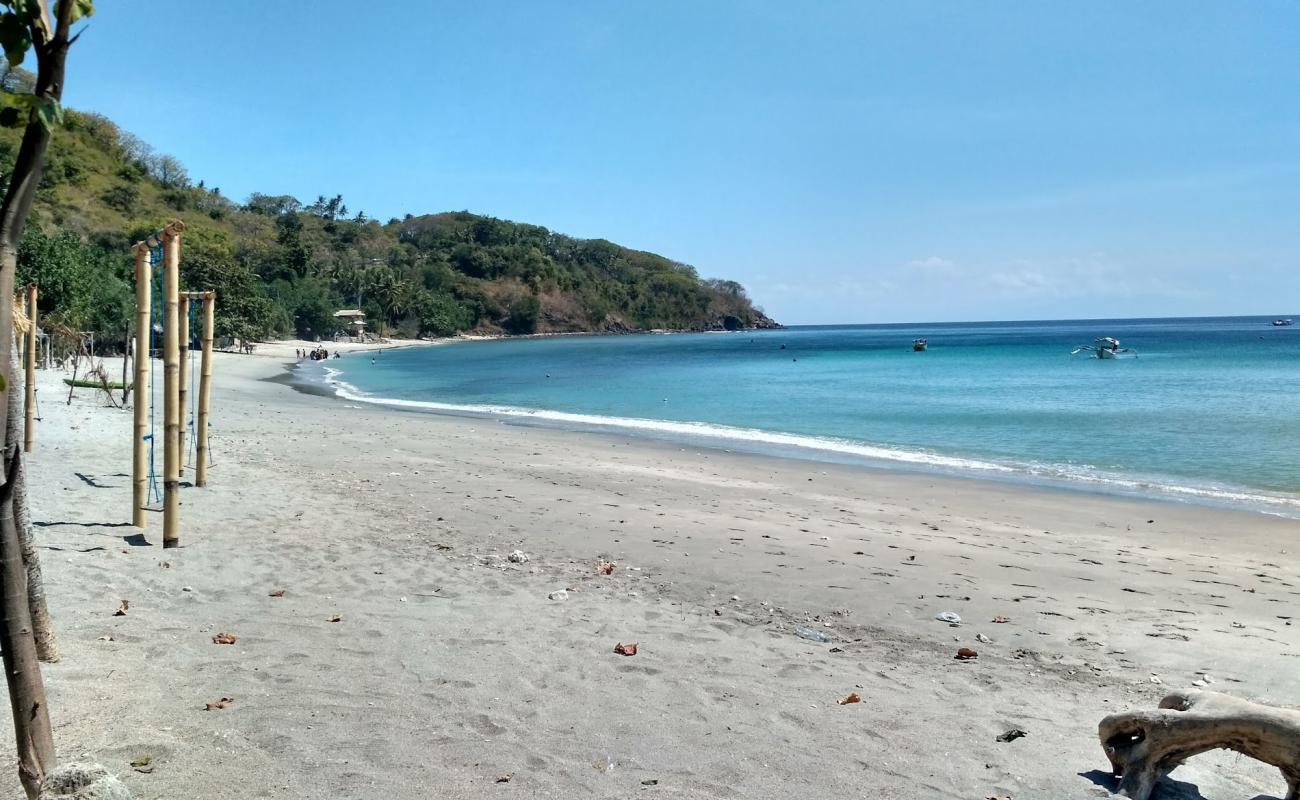 Photo of Lendang Luar Beach with bright sand surface