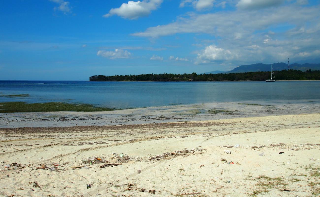 Photo of Medana Dewi Bahari Beach with bright sand surface