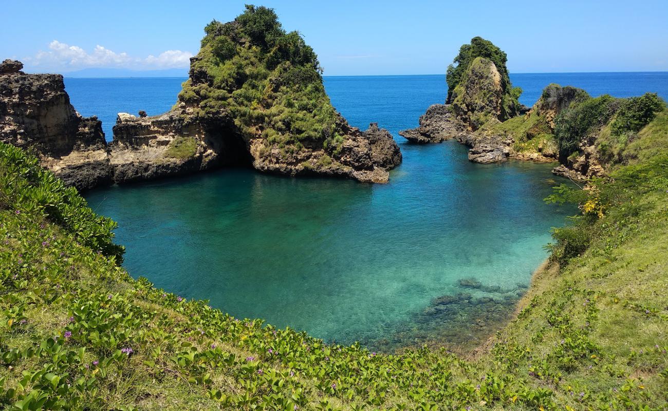 Photo of Sari Goang Beach with bright sand & rocks surface