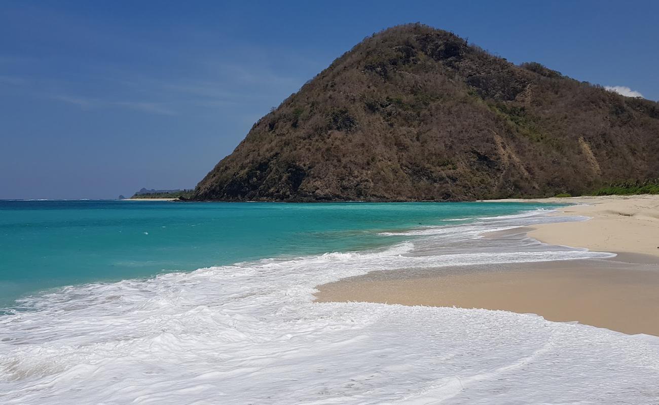 Photo of Tomang-Omang Beach with white fine sand surface