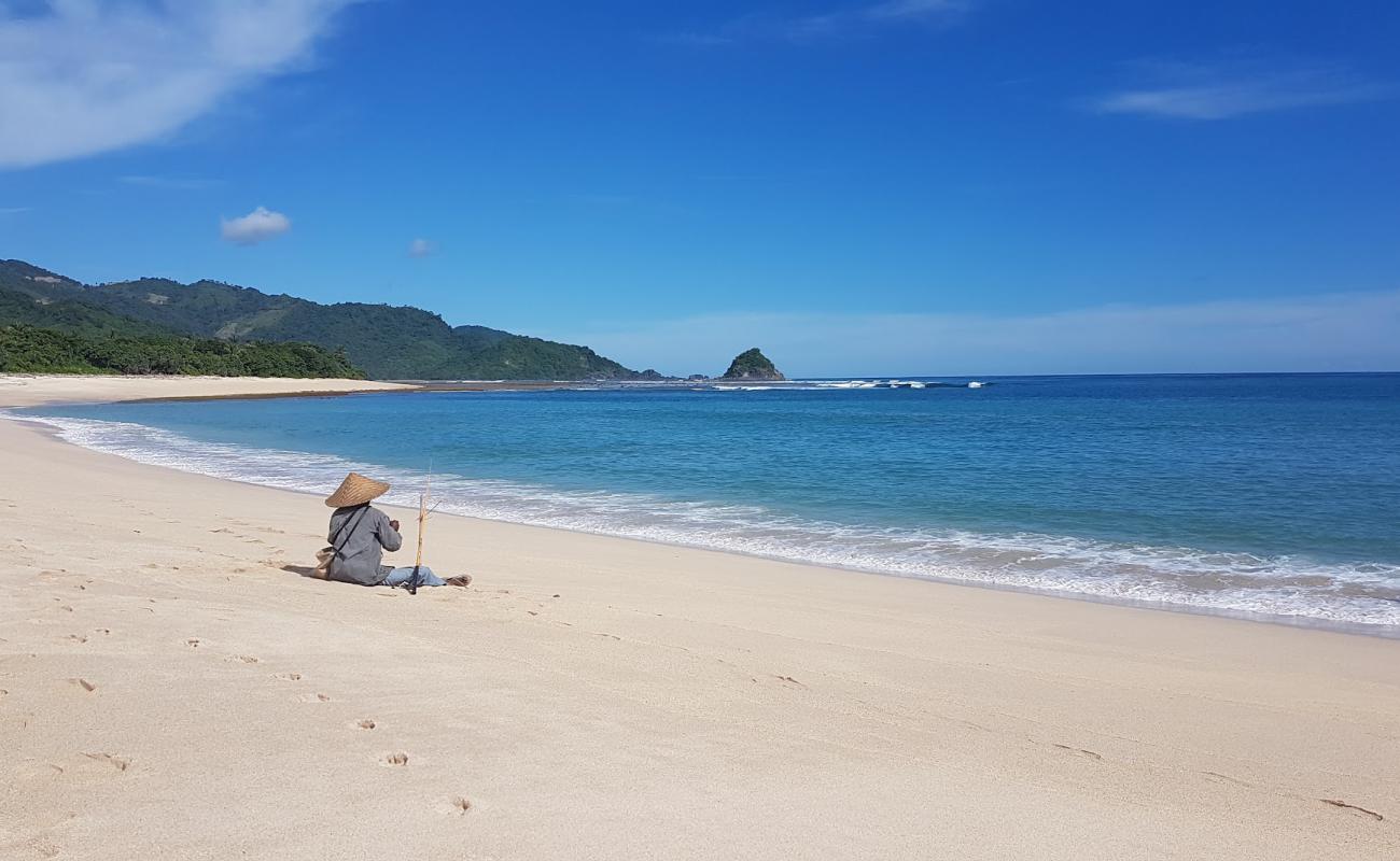 Photo of Mekaki Beach with bright sand surface