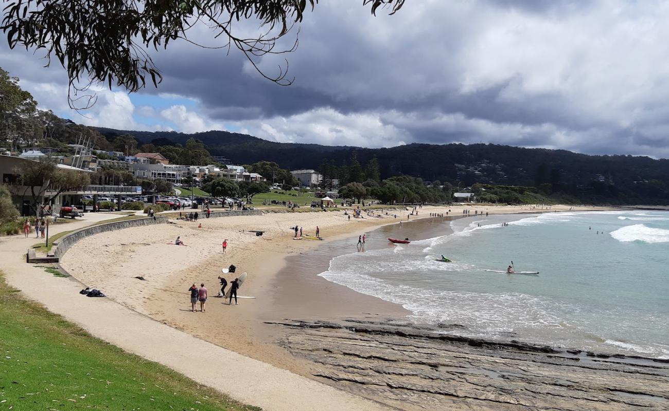 Photo of Lorne Beach with bright sand surface