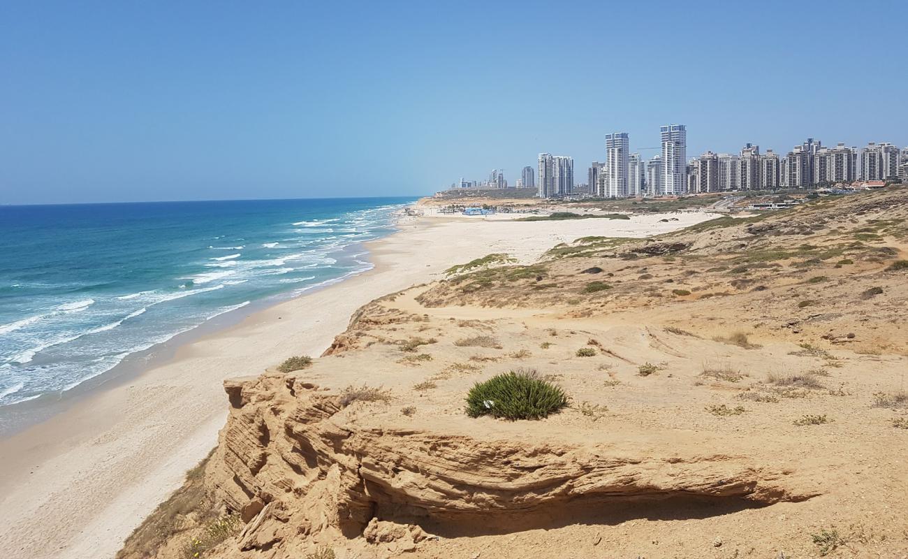 Photo of Poleg beach with bright fine sand surface