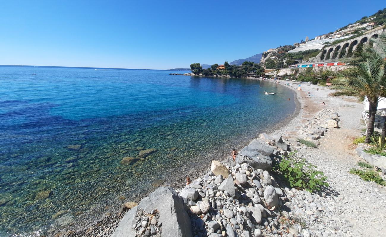 Photo of Darsenun beach with gray pebble surface