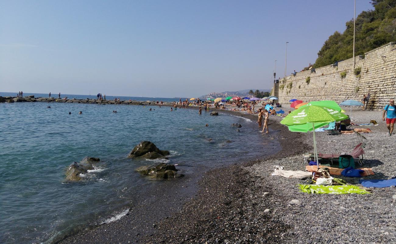 Photo of La Rabina beach with gray pebble surface