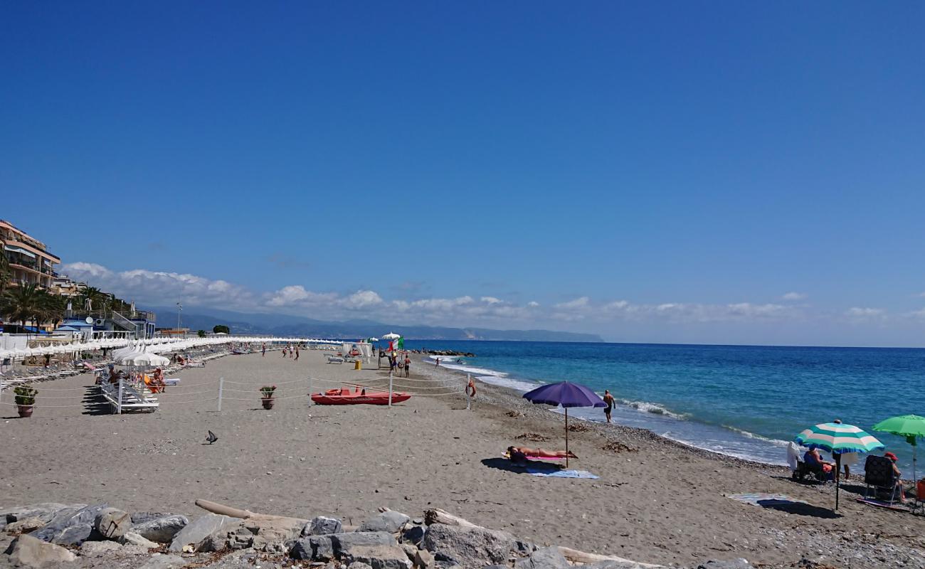 Photo of Doria beach with black sand & pebble surface