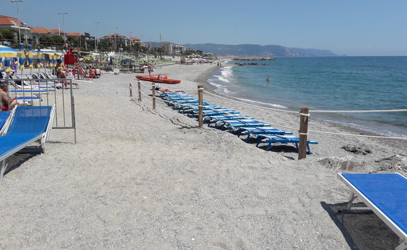 Photo of Alma Loano beach with black sand & pebble surface