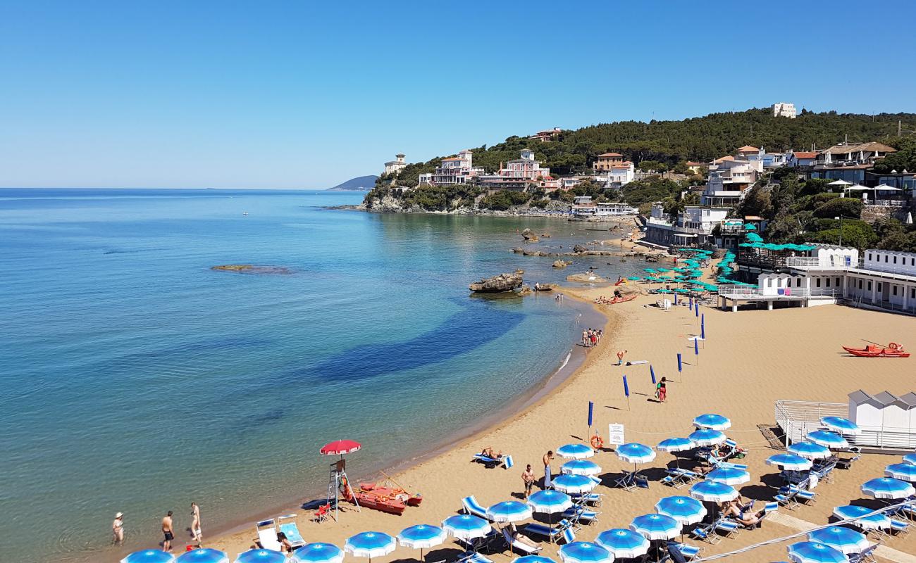 Photo of Quercetano Bay with brown sand surface