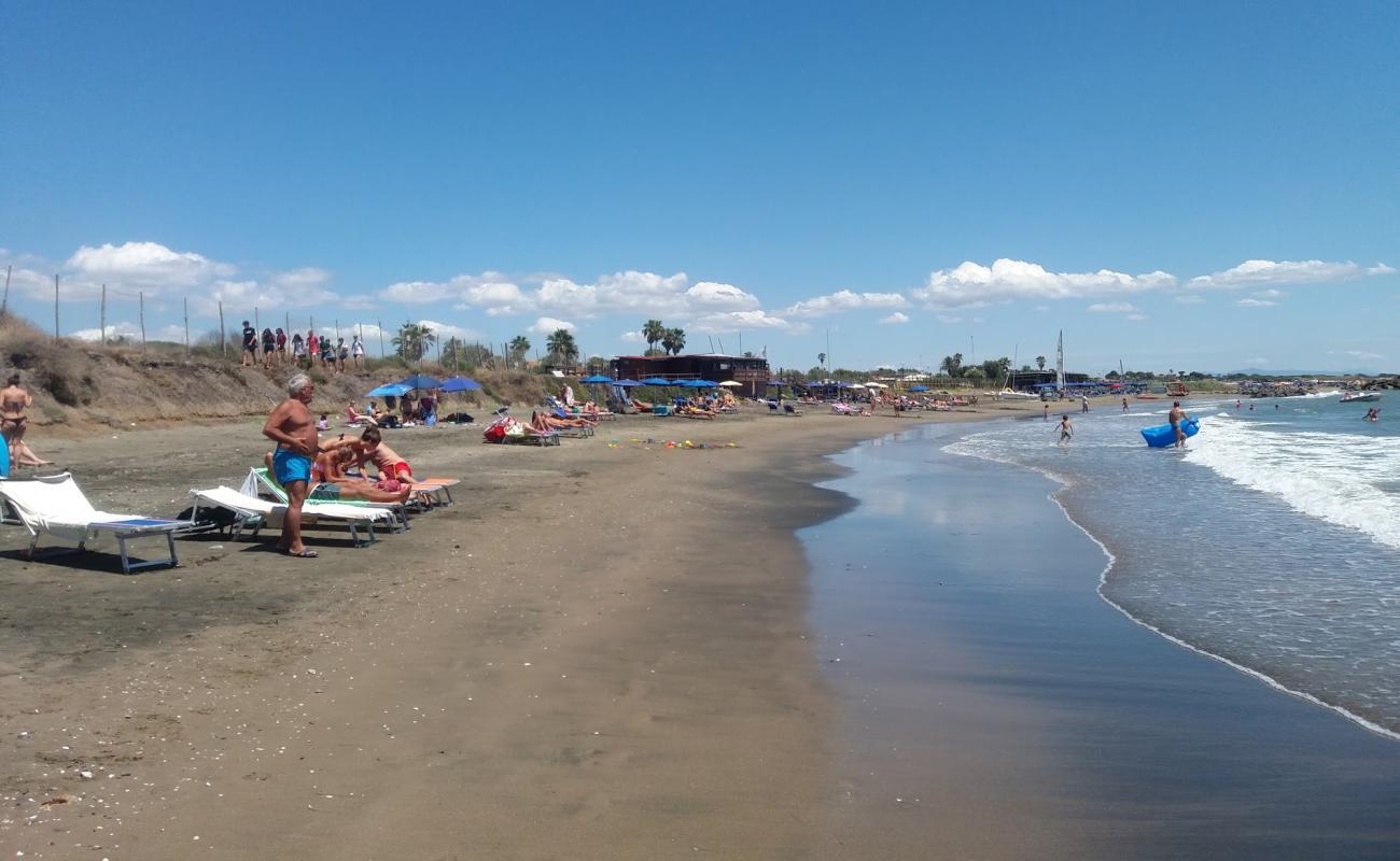 Photo of Il Castello beach with brown sand surface