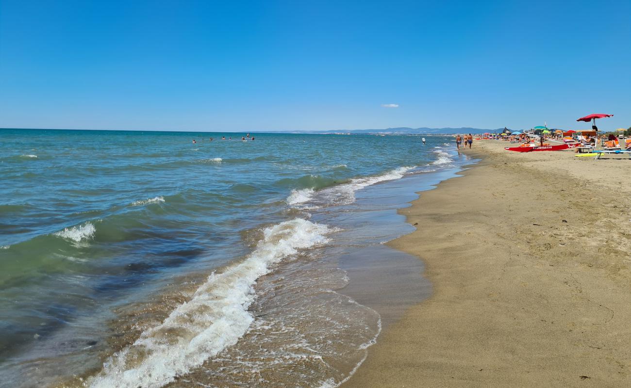 Photo of Libera di Fregene beach with brown sand surface