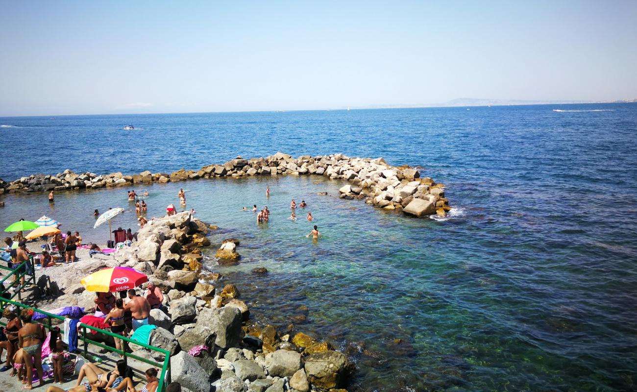 Photo of La Palombara beach with gray pebble surface