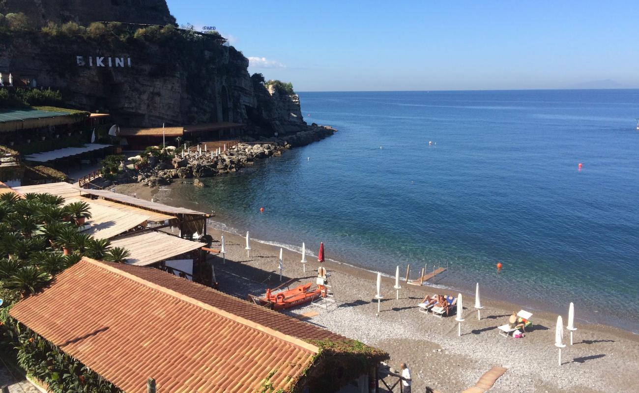 Photo of Il Bikini beach with gray fine pebble surface