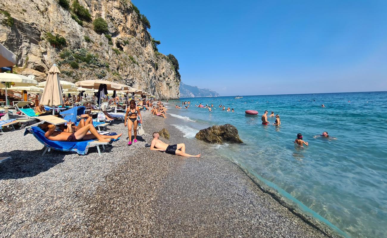 Photo of Il Duoglio beach with gray fine pebble surface