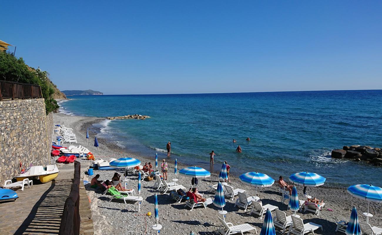 Photo of La Marée hotel beach with brown pebble surface