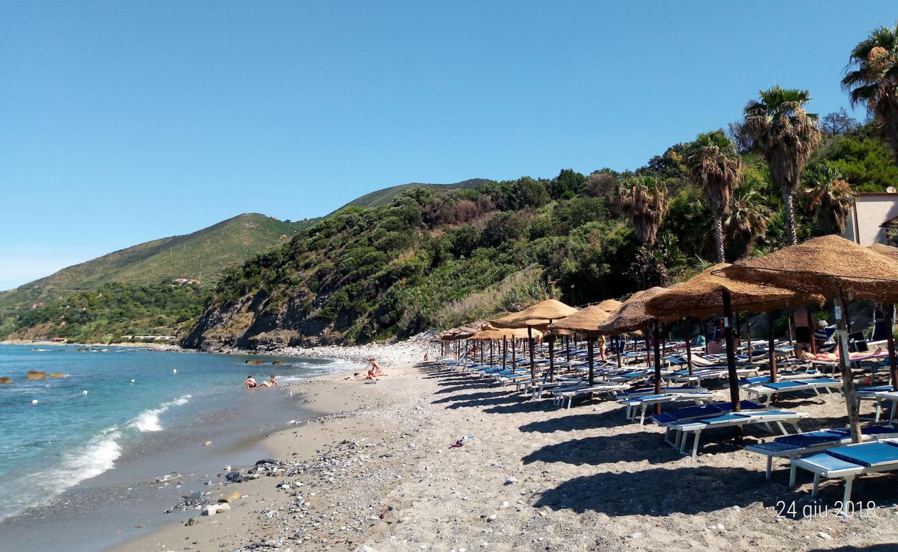 Photo of Stella del Sud with black sand & pebble surface