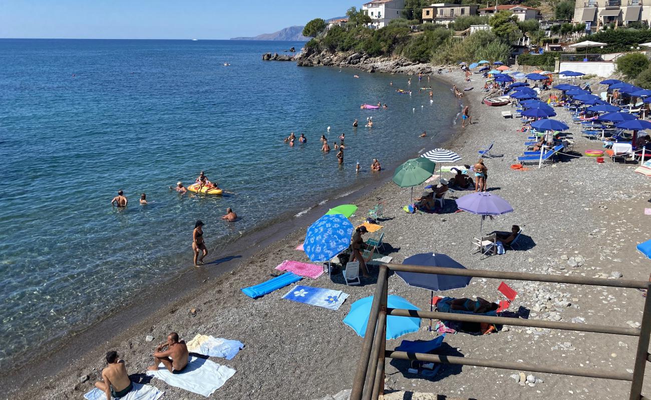 Photo of Perla beach with brown pebble surface