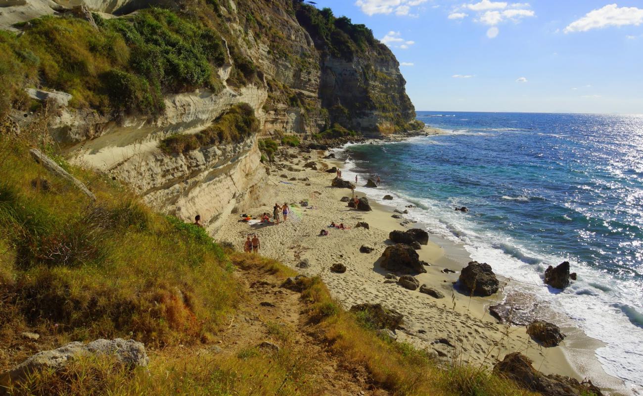 Photo of Spiaggia nascosta with bright sand surface