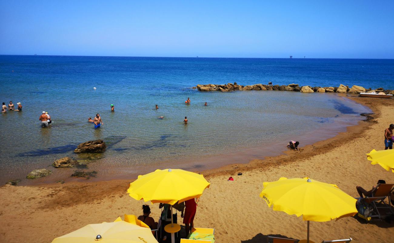 Photo of Spiaggia di Via Makalla with brown sand surface