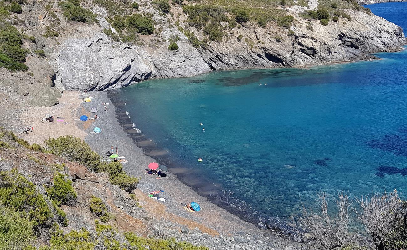 Photo of Spiaggia Le Tombe with gray pebble surface