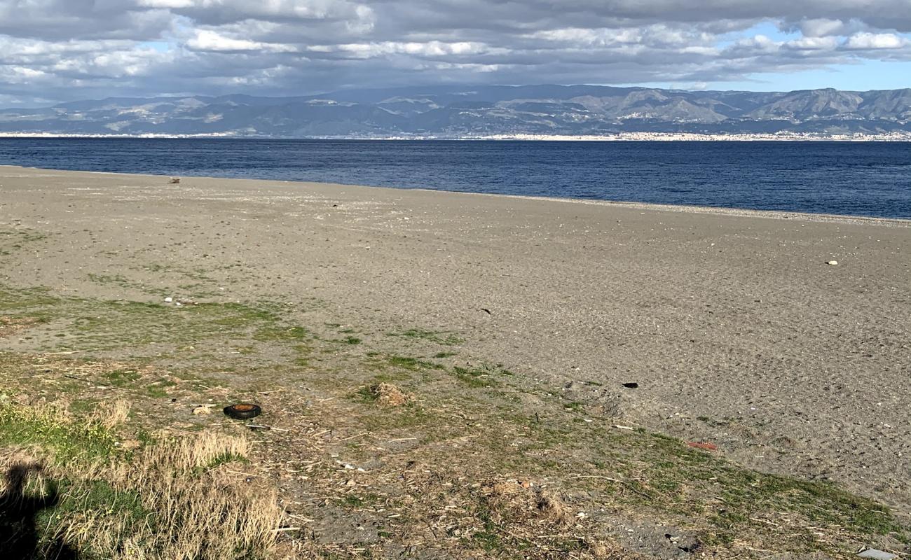 Photo of Contrada Runci with gray sand &  pebble surface