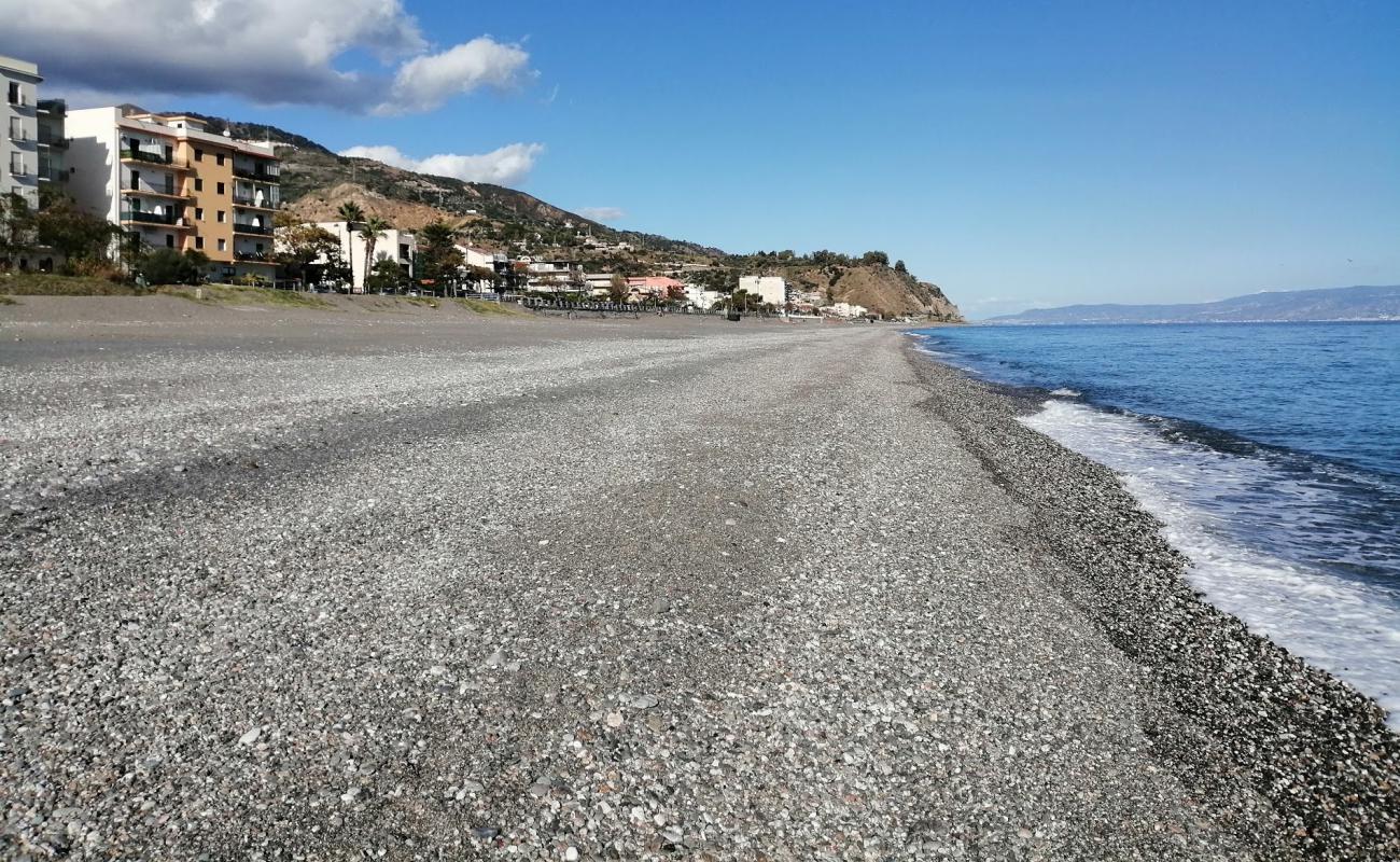 Photo of Alì Terme beach with gray pebble surface