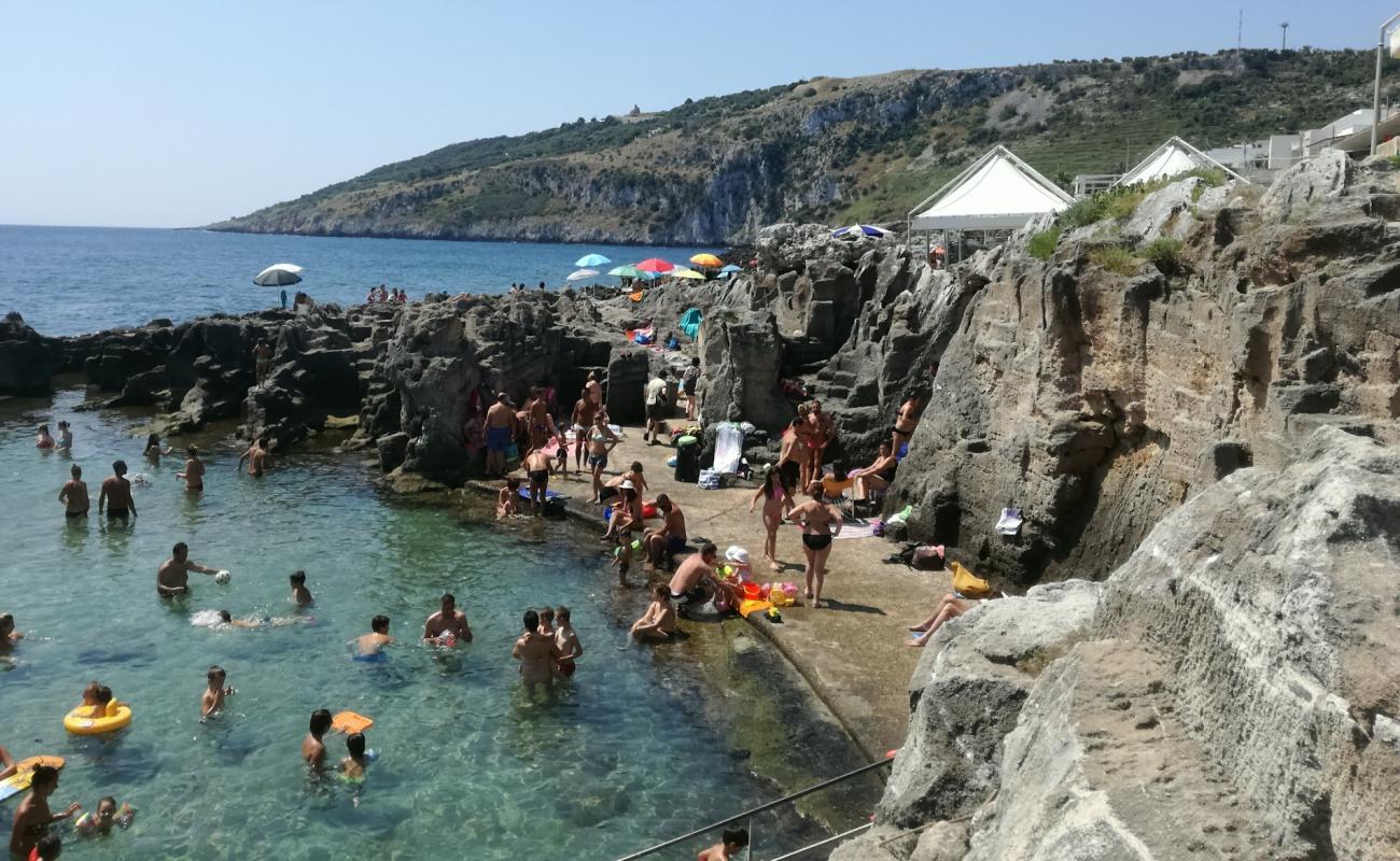 Photo of Spiaggia e Piscina Naturale di Marina Serra with rocks cover surface