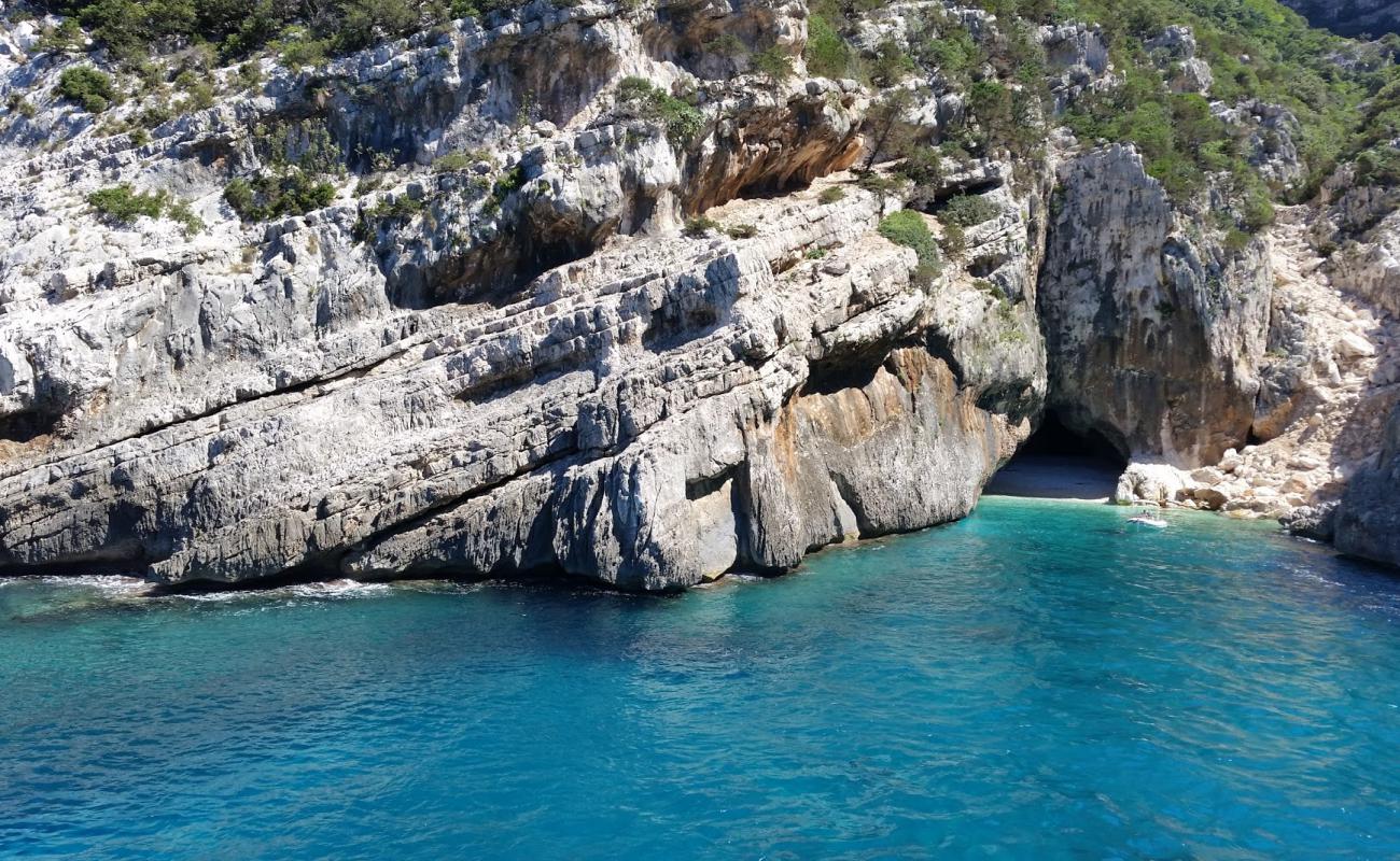 Photo of Cala Mudaloru with white fine pebble surface