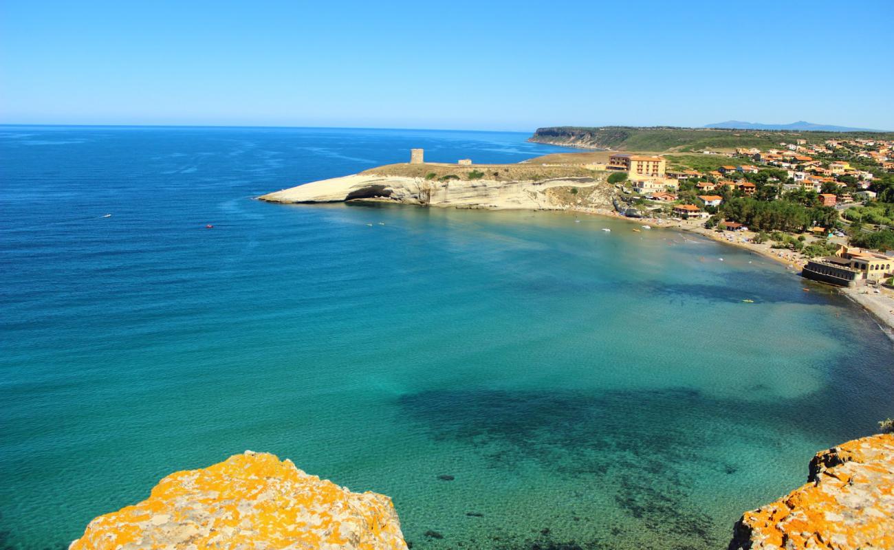 Photo of S'archittu beach with bright sand surface