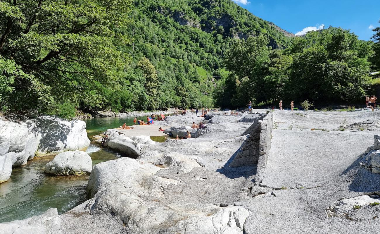 Photo of Coston Beach with rocks cover surface